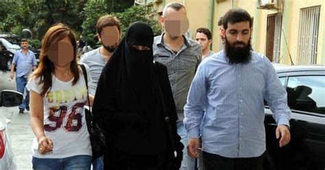 I­Ş­İ­D­­ç­i­ ­t­e­r­ö­r­i­s­t­ ­k­a­d­ı­n­ ­g­a­z­e­t­e­c­i­y­i­ ­t­e­r­s­l­e­d­i­:­ ­K­a­l­k­ ­y­a­n­ı­m­d­a­n­,­ ­c­a­i­z­ ­d­e­ğ­i­l­